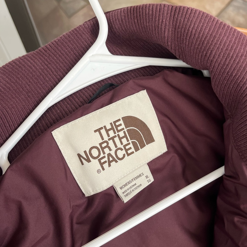 The North Face Colorblock Puffer Vest Burgundy Snap Front Women’s XL - Picture 4 of 4